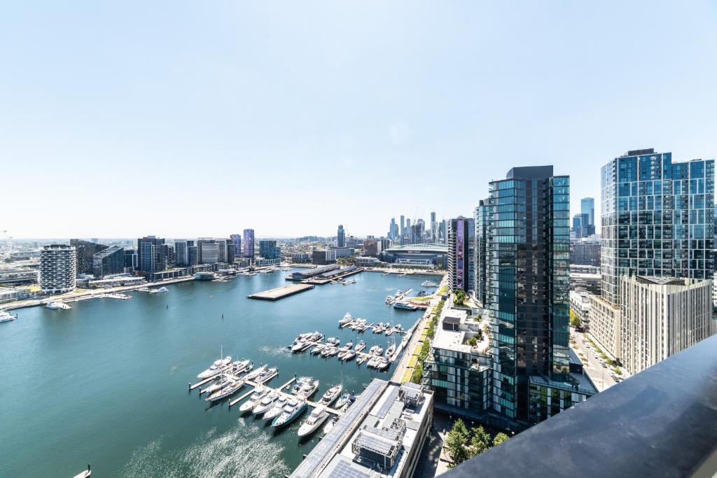 vistas a un puerto con barcos en el agua en Pars Apartments - Collins Wharf Waterfront, Docklands en Melbourne