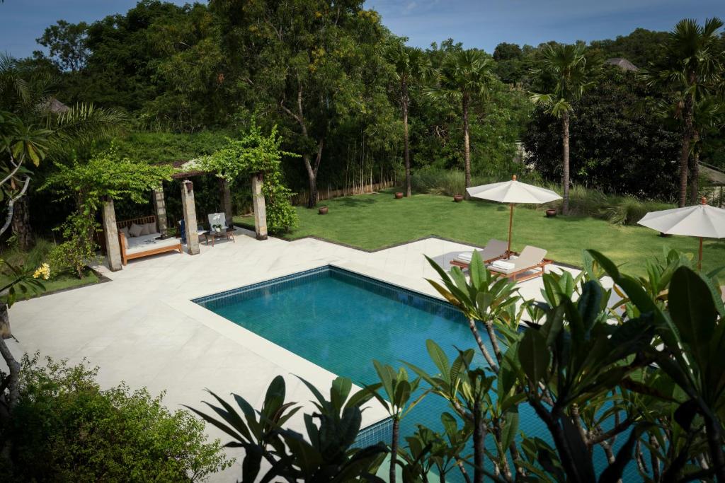 Bazén v ubytování REVĪVŌ Wellness Resort Nusa Dua Bali nebo v jeho okolí