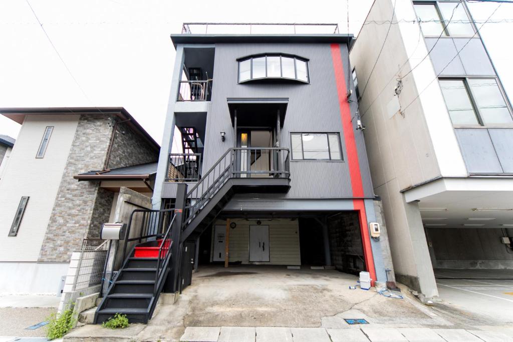 un edificio con una scala che conduce in un parcheggio di Miraie Yokkaichi Kitahamacho a Yokkaichi