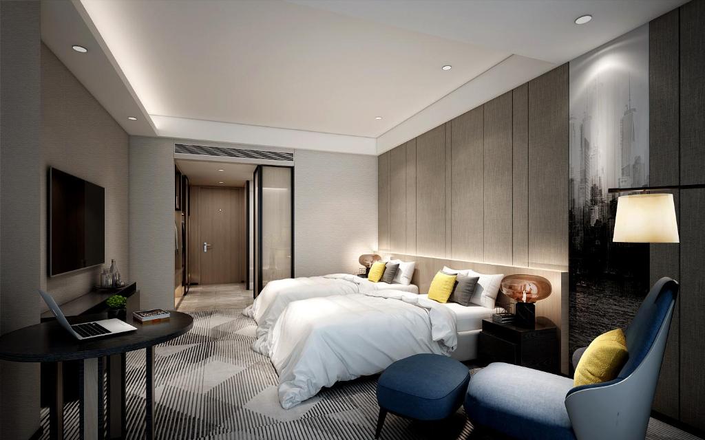 een slaapkamer met 2 bedden, een bureau en een laptop bij La Yarda Hotel Guangzhou in Guangzhou