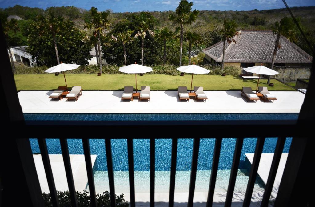 Bazén v ubytování REVĪVŌ Wellness Resort Nusa Dua Bali nebo v jeho okolí