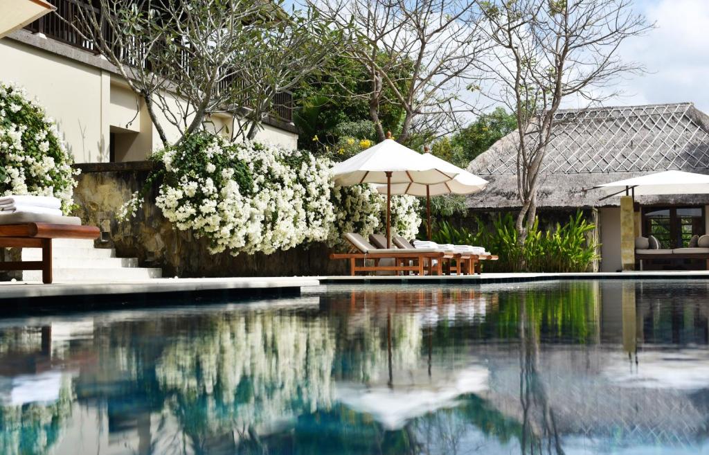 Bazén v ubytování REVĪVŌ Wellness Resort Nusa Dua Bali nebo v jeho okolí