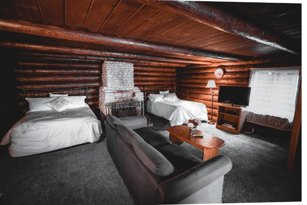 Postel nebo postele na pokoji v ubytování Gateway Inn & Cabins