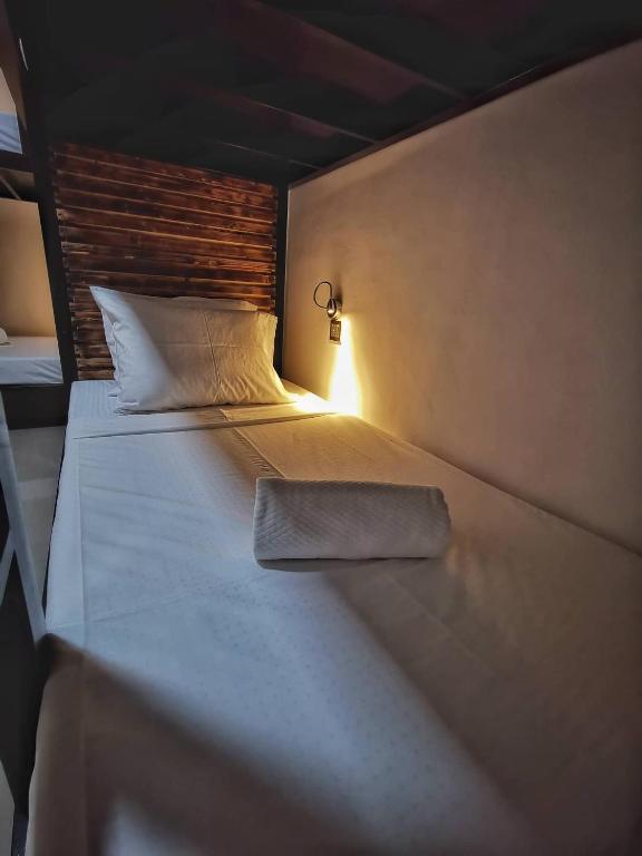 Ένα ή περισσότερα κρεβάτια σε δωμάτιο στο Bakawan Hostel