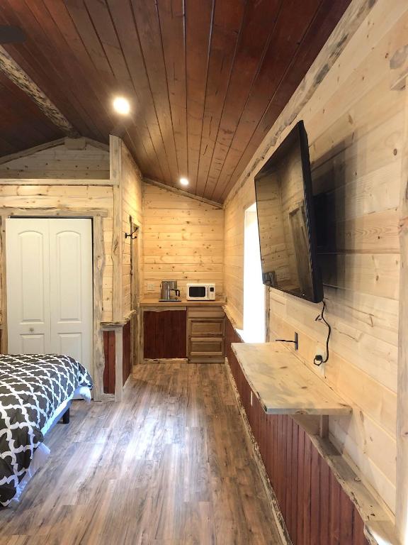 TV a/nebo společenská místnost v ubytování Gateway Inn & Cabins