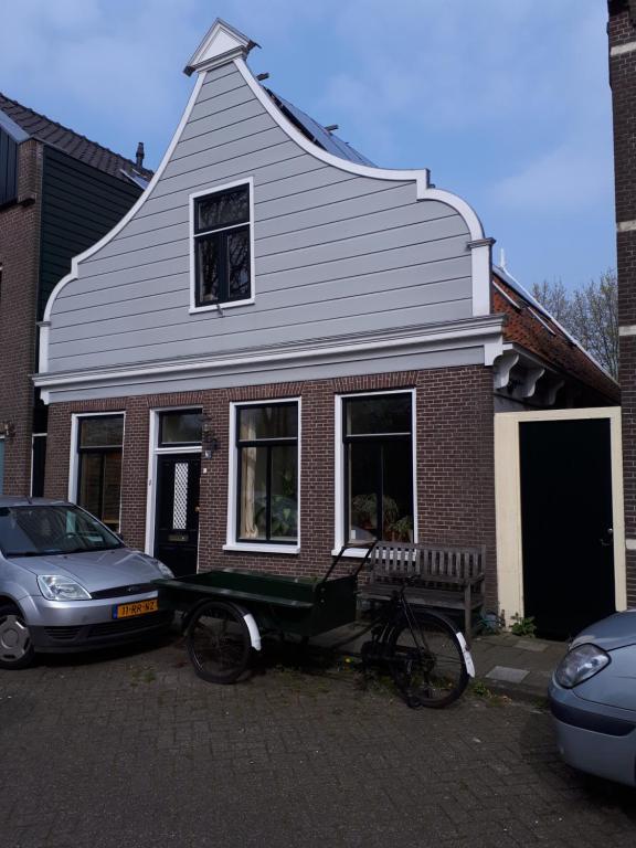 uma bicicleta estacionada em frente a uma casa em Klavergeluk em Amsterdã