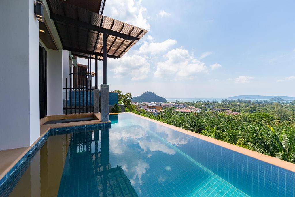 Bazén v ubytování Andakiri Pool Villa Panoramic Sea View nebo v jeho okolí