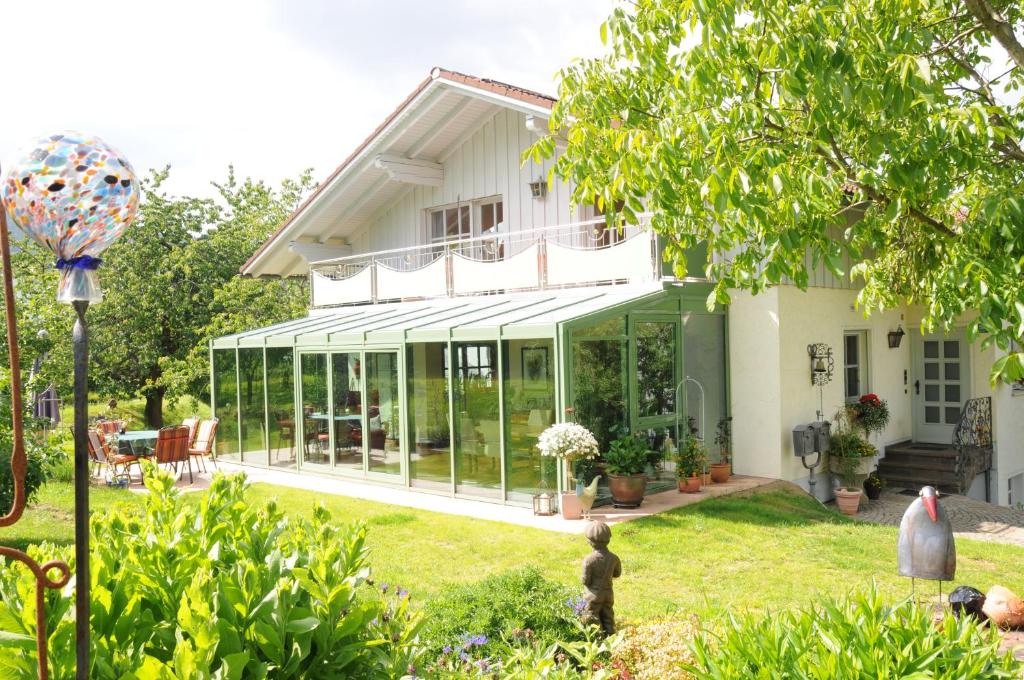 Taman di luar FH Kramheller