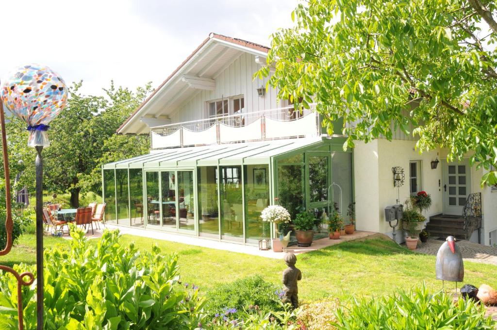 a house with glass doors in a yard at Ferienwohnungen Kramheller in Zwiesel