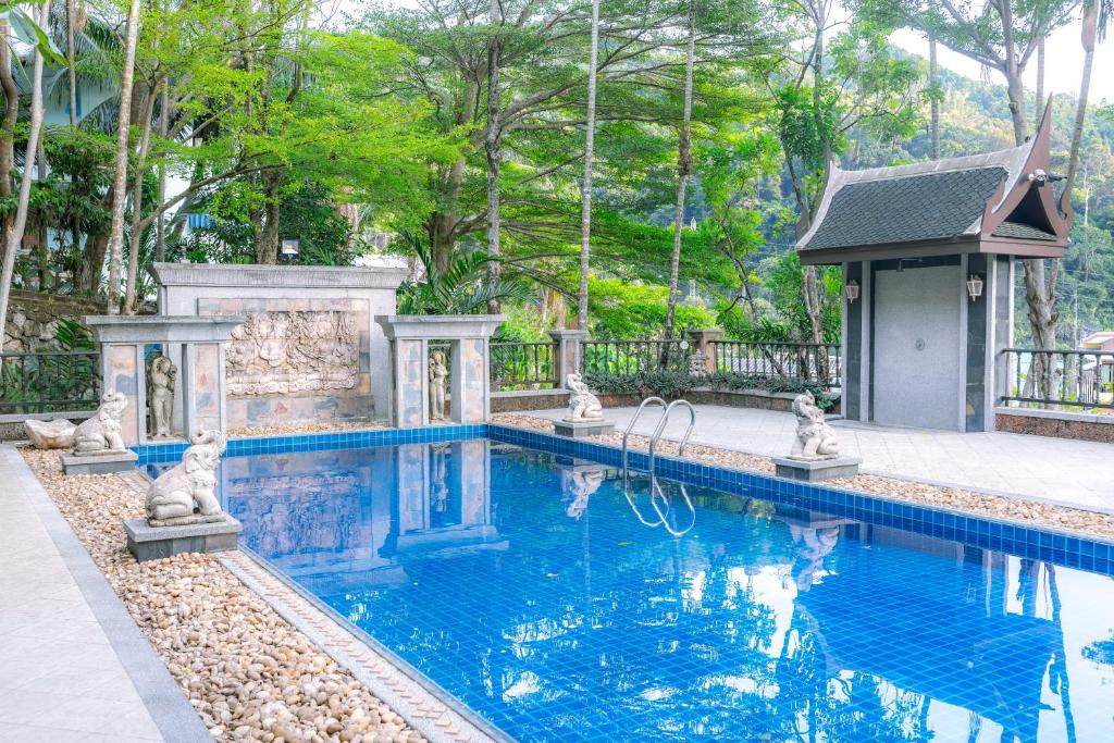 una piscina in un cortile con gazebo di Lawootrip Villa a Patong Beach