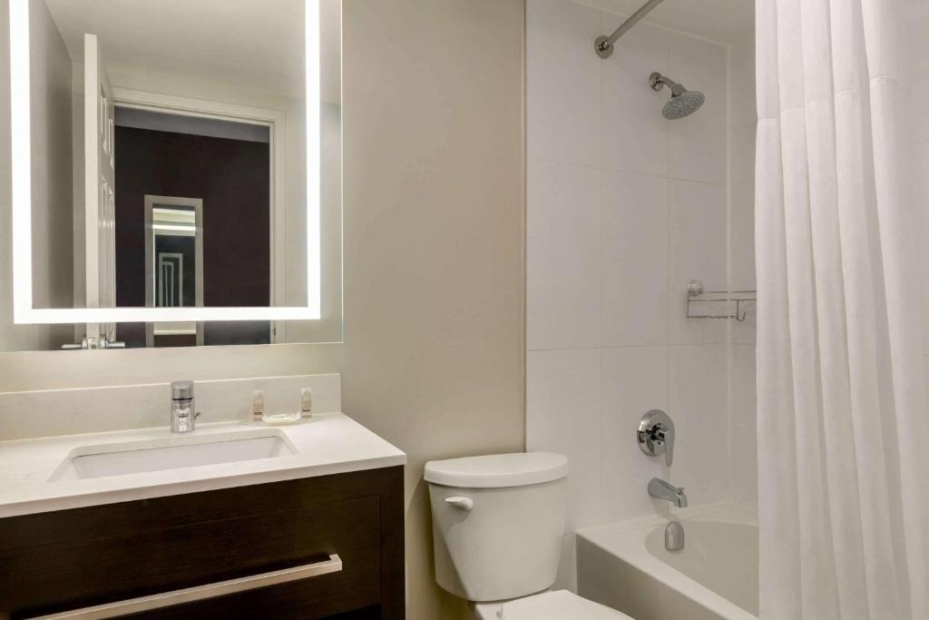 Koupelna v ubytování Days Inn by Wyndham Toronto West Mississauga