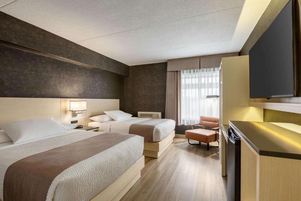 Postel nebo postele na pokoji v ubytování Days Inn by Wyndham Toronto West Mississauga