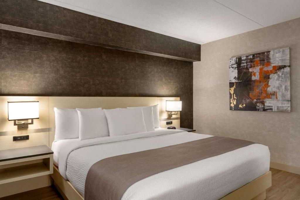 Postel nebo postele na pokoji v ubytování Days Inn by Wyndham Toronto West Mississauga