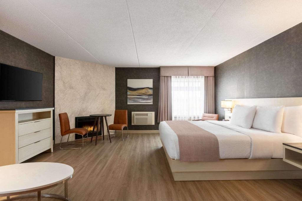 Postel nebo postele na pokoji v ubytování Days Inn by Wyndham Toronto West Mississauga