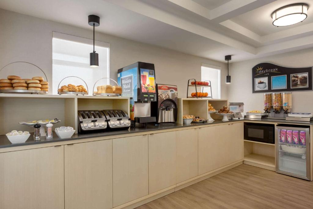Kuchyň nebo kuchyňský kout v ubytování Days Inn by Wyndham Toronto West Mississauga