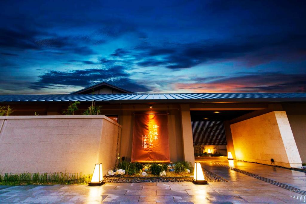 un bâtiment avec des lumières devant lui la nuit dans l'établissement Umino Ryotei Okinawa Nakamasou, à Onna