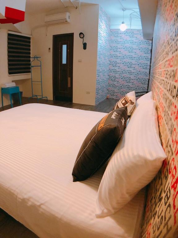 Postel nebo postele na pokoji v ubytování Traveler Station R15