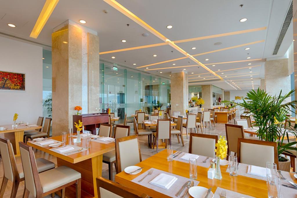 Restaurace v ubytování Grand Tourane Hotel Da Nang