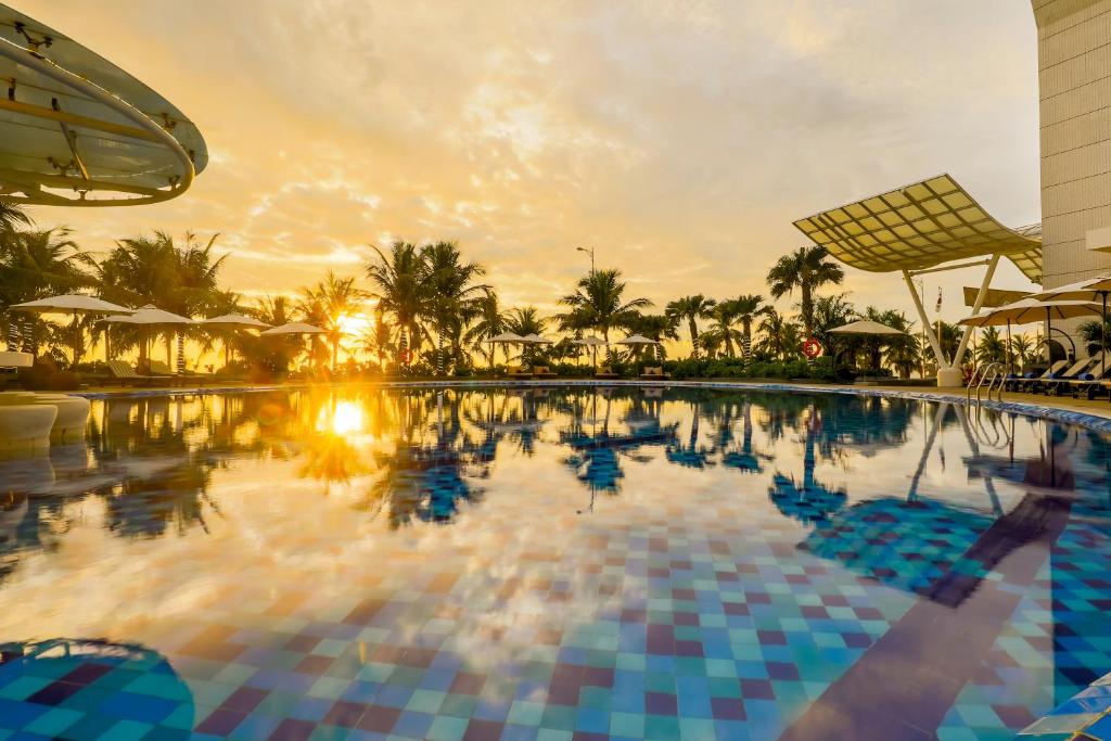 Bazén v ubytování Grand Tourane Hotel Da Nang nebo v jeho okolí