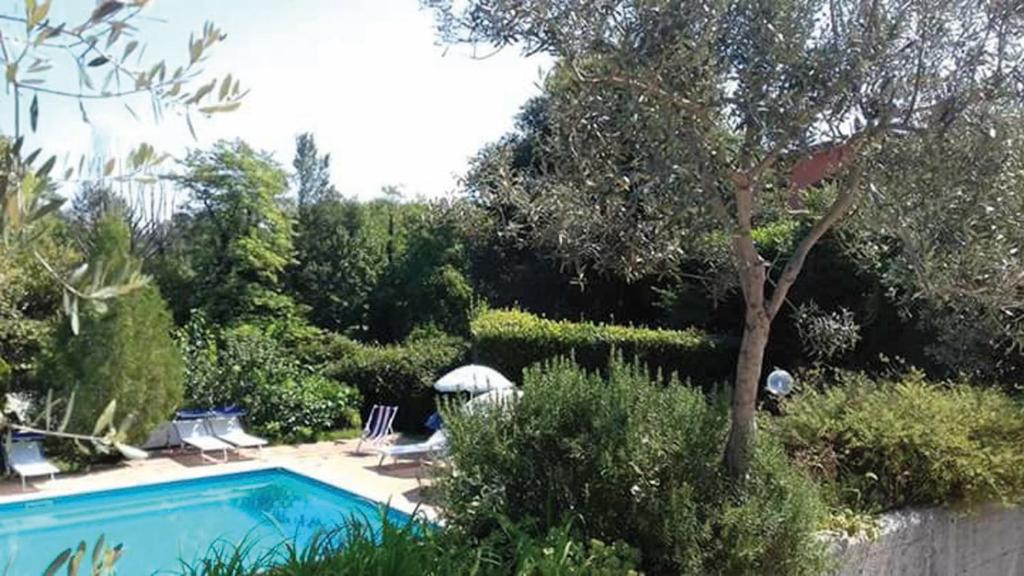 Bazén v ubytování Albergo B&B Tenesi nebo v jeho okolí