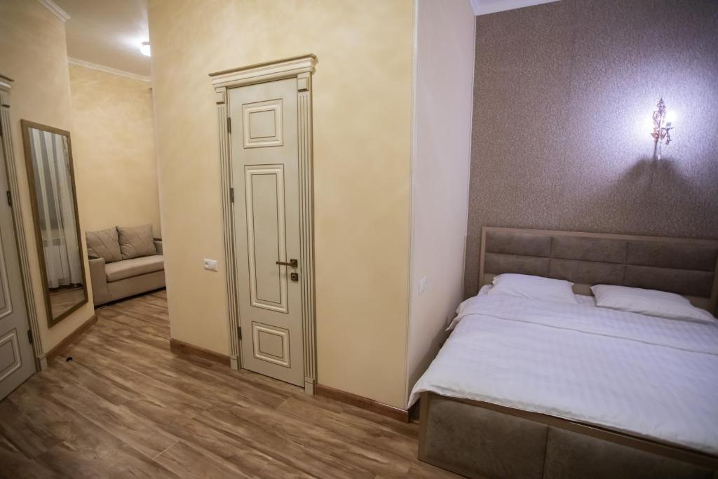 Postel nebo postele na pokoji v ubytování Nork Boutique Hotel