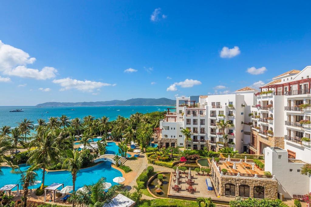 una vista aérea del complejo y del océano en Aegean Suites Sanya Yalong Bay Resort, en Sanya