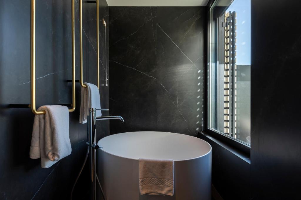 Een badkamer bij MaisonMe Boutique Hotel