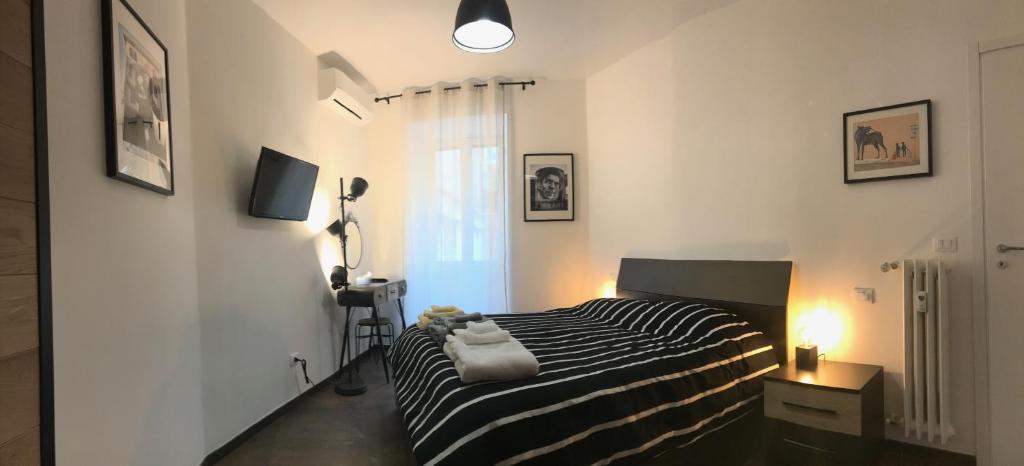 sypialnia z czarno-białym łóżkiem o paskach w obiekcie Appartamento in via Licia w Rzymie