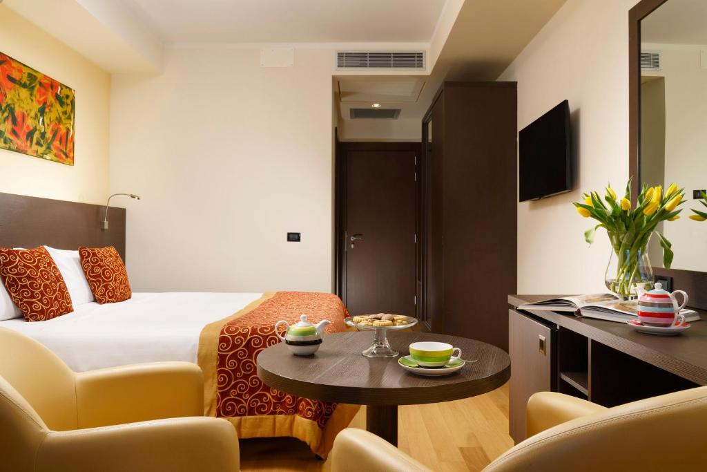 Televízia a/alebo spoločenská miestnosť v ubytovaní Hotel Diamante