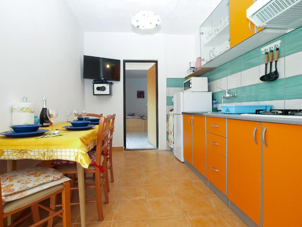 Kuchyňa alebo kuchynka v ubytovaní Apartments Davor 1676