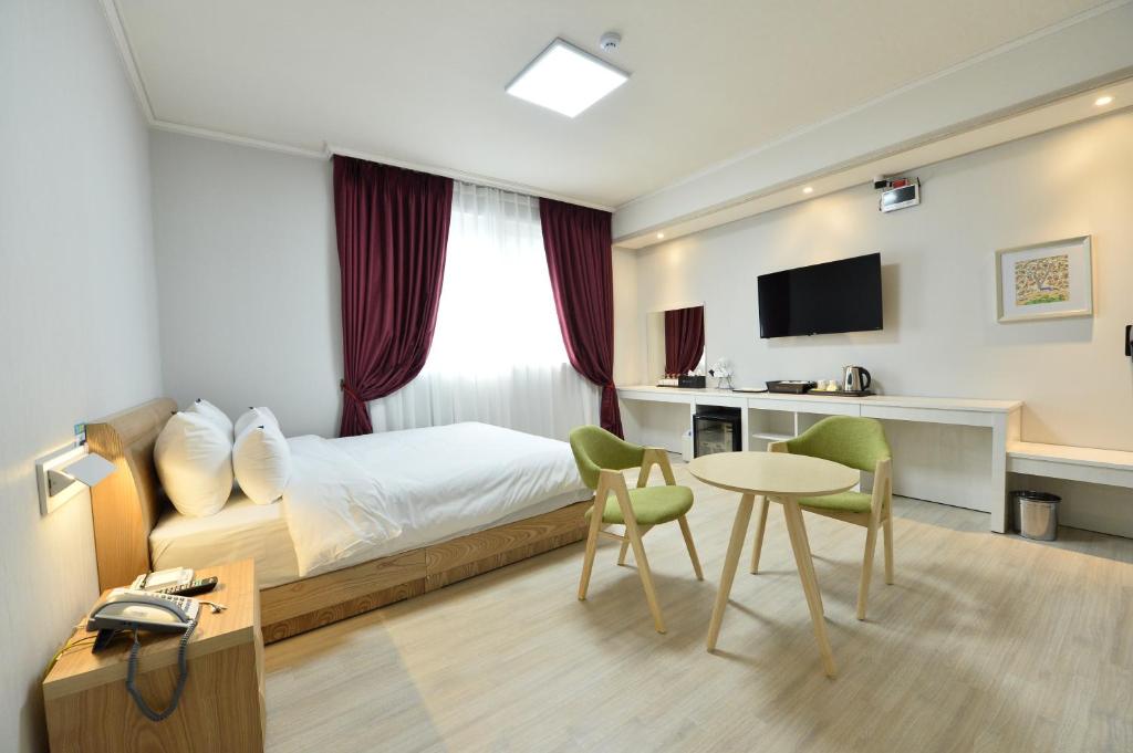 TV a/nebo společenská místnost v ubytování Gwangju Tourist Hotel