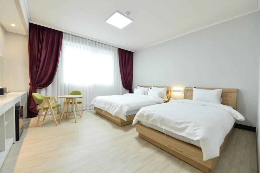 Postel nebo postele na pokoji v ubytování Gwangju Tourist Hotel