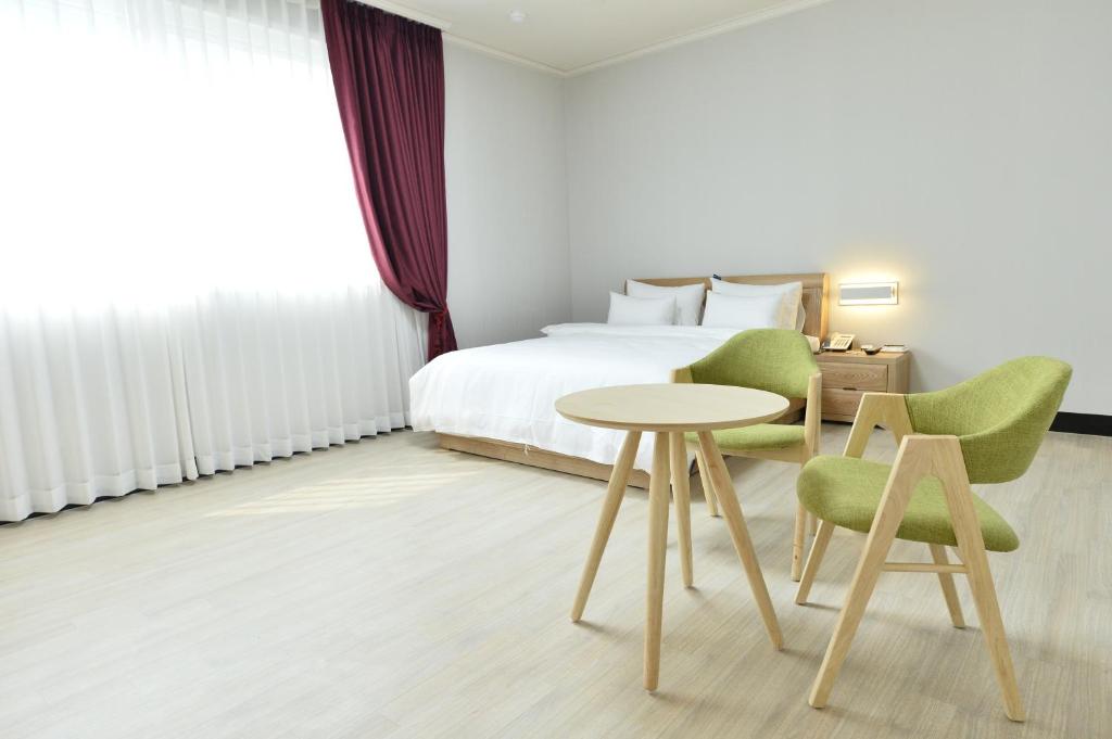 Postel nebo postele na pokoji v ubytování Gwangju Tourist Hotel