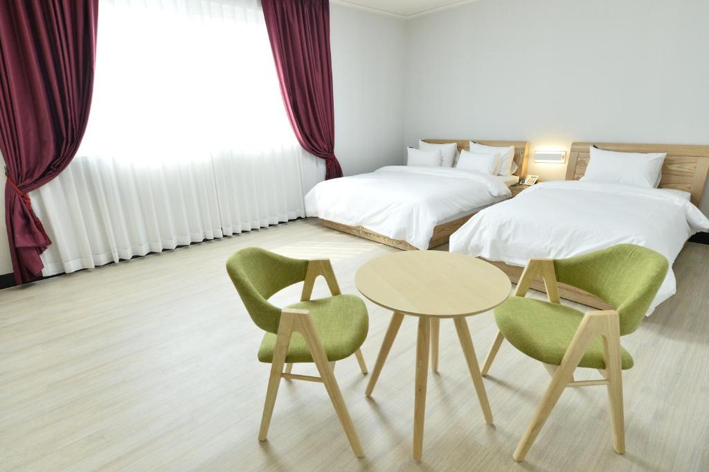 Postel nebo postele na pokoji v ubytování Gwangju Tourist Hotel