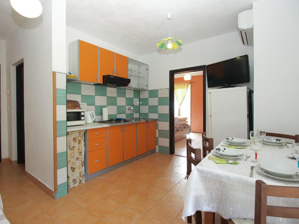 Kuchyňa alebo kuchynka v ubytovaní Apartments Davor 1676
