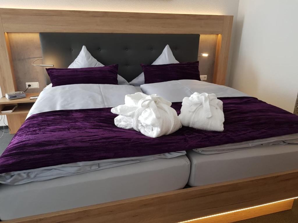 Postel nebo postele na pokoji v ubytování Hotel Ostfriesen Hof