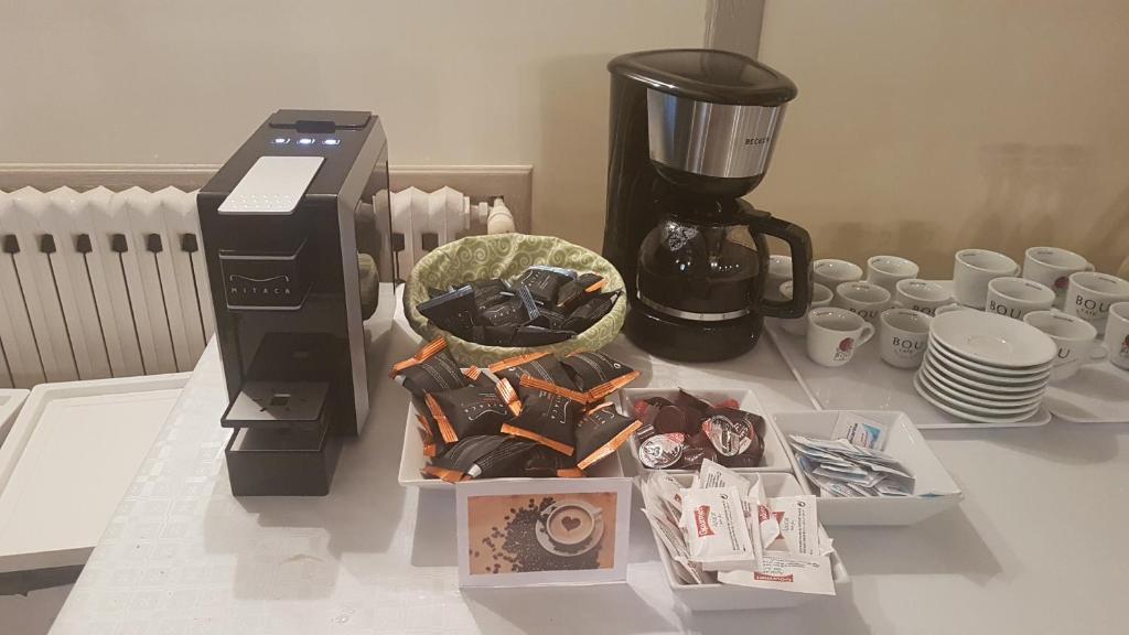 Příslušenství pro přípravu čaje a kávy v ubytování Hostal Isabel