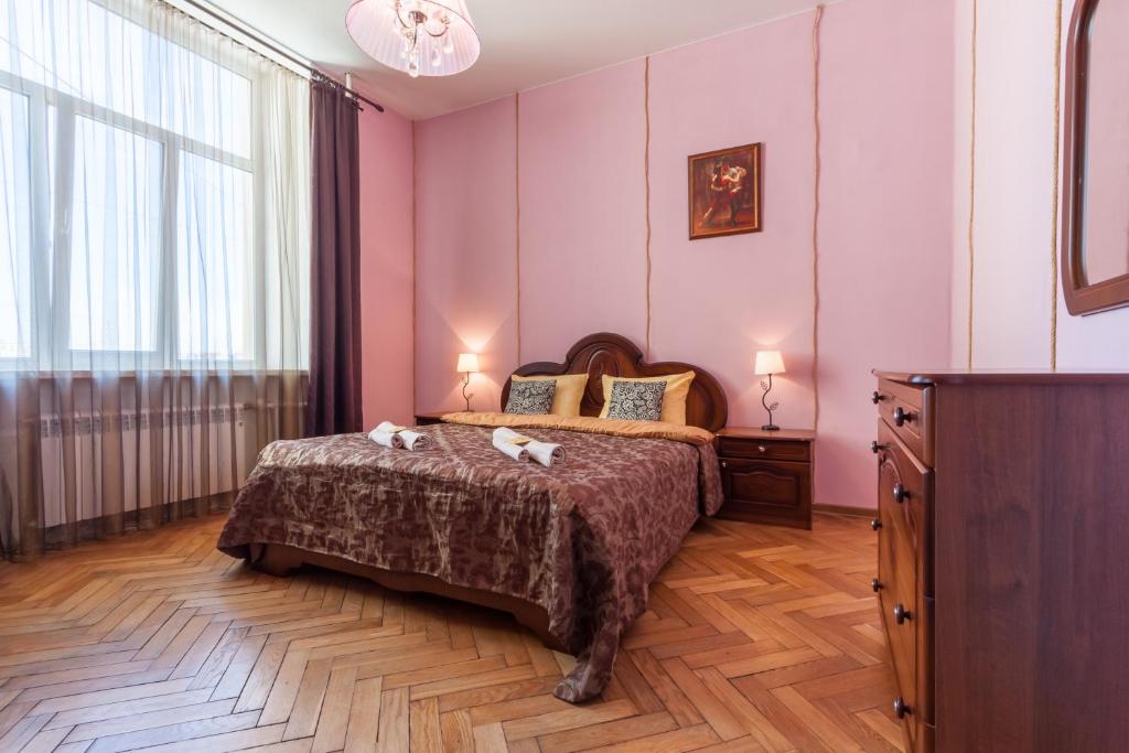 a bedroom with a bed with two animals on it at Музыка крыш in Saint Petersburg