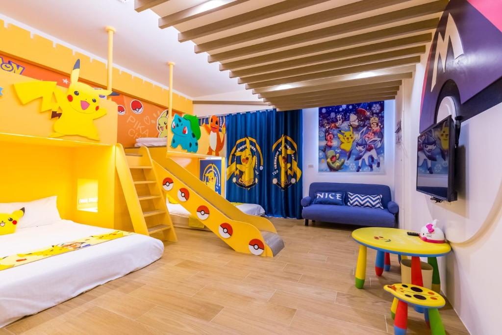 ein Kinderzimmer mit einem Etagenbett und einer Rutsche in der Unterkunft 松楓親子民宿Songfeng Family B&B in Wujie