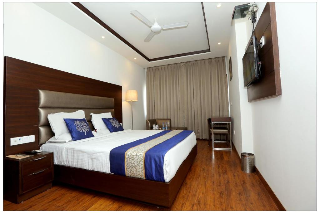 Postel nebo postele na pokoji v ubytování Airport Hotel The R Blues - New Delhi