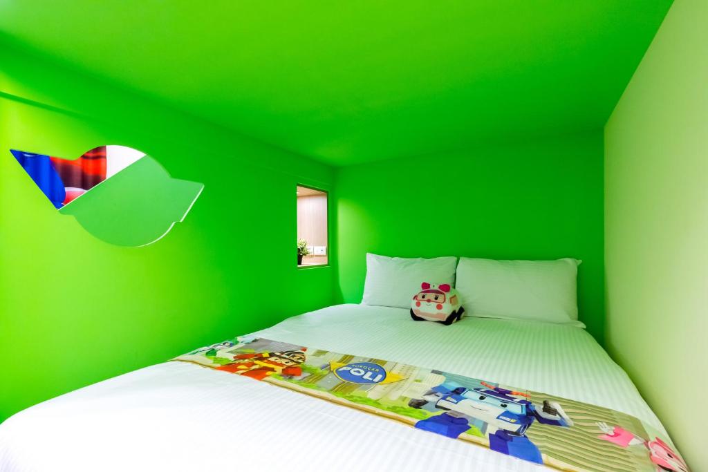 Postel nebo postele na pokoji v ubytování 松楓親子民宿Songfeng Family B&B