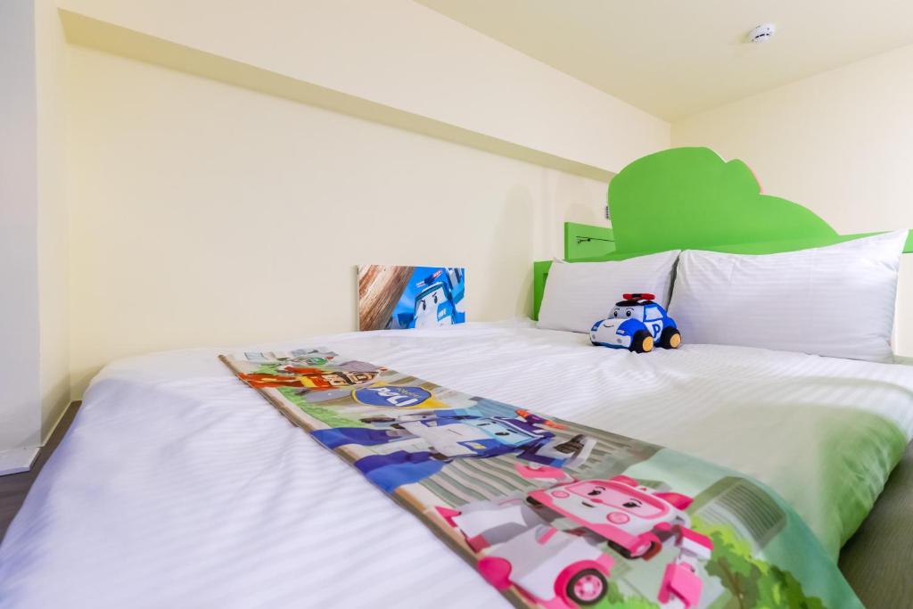 Postel nebo postele na pokoji v ubytování 松楓親子民宿Songfeng Family B&B