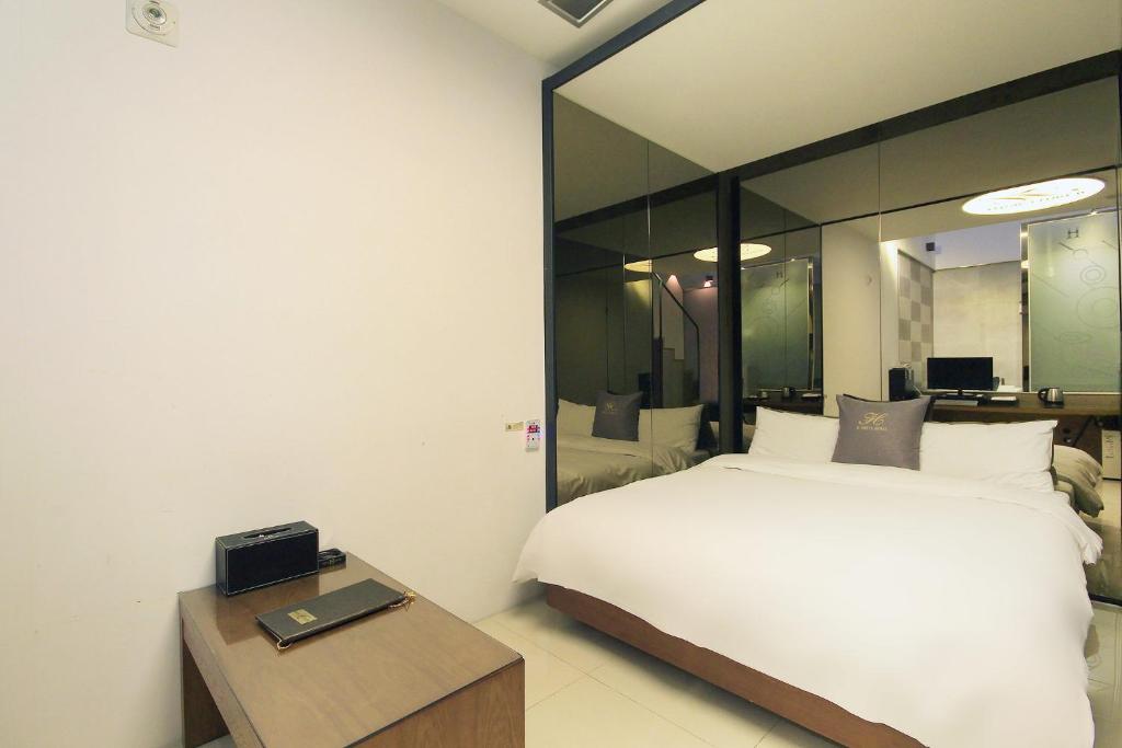 TV a/nebo společenská místnost v ubytování H Drive Hotel