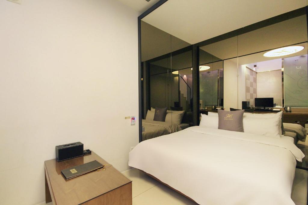 TV a/nebo společenská místnost v ubytování H Drive Hotel