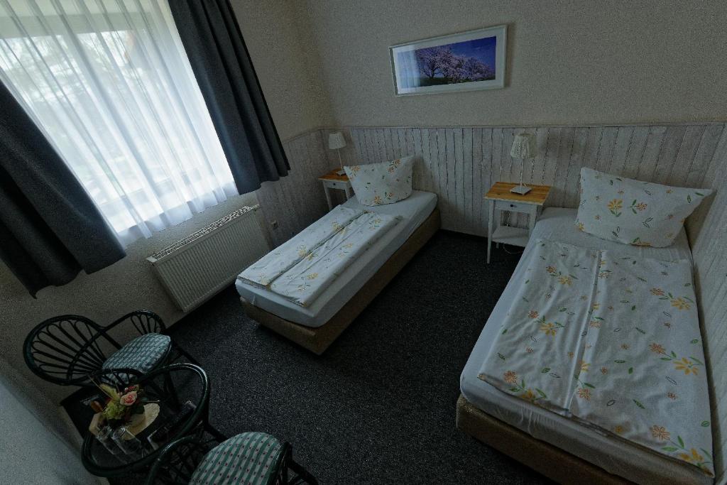 Postel nebo postele na pokoji v ubytování Pension Am Kirschberg