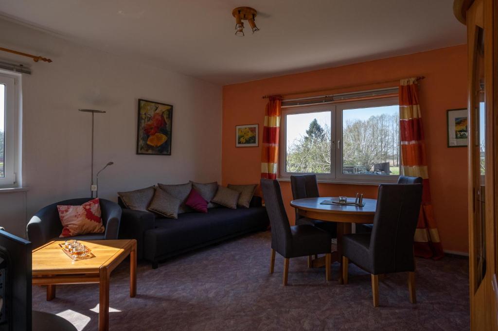 ein Wohnzimmer mit einem Sofa und einem Tisch in der Unterkunft Ferienwohnung Sonnenblume Himmelpfort in Pian