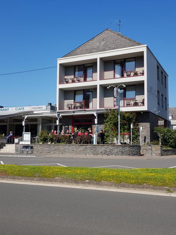 een gebouw aan de kant van een weg bij Hotel "Zum Moseltal" in Mehring