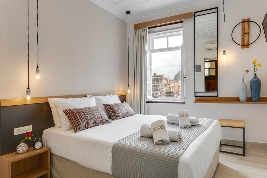 Postel nebo postele na pokoji v ubytování Harismari Cozy Hotel