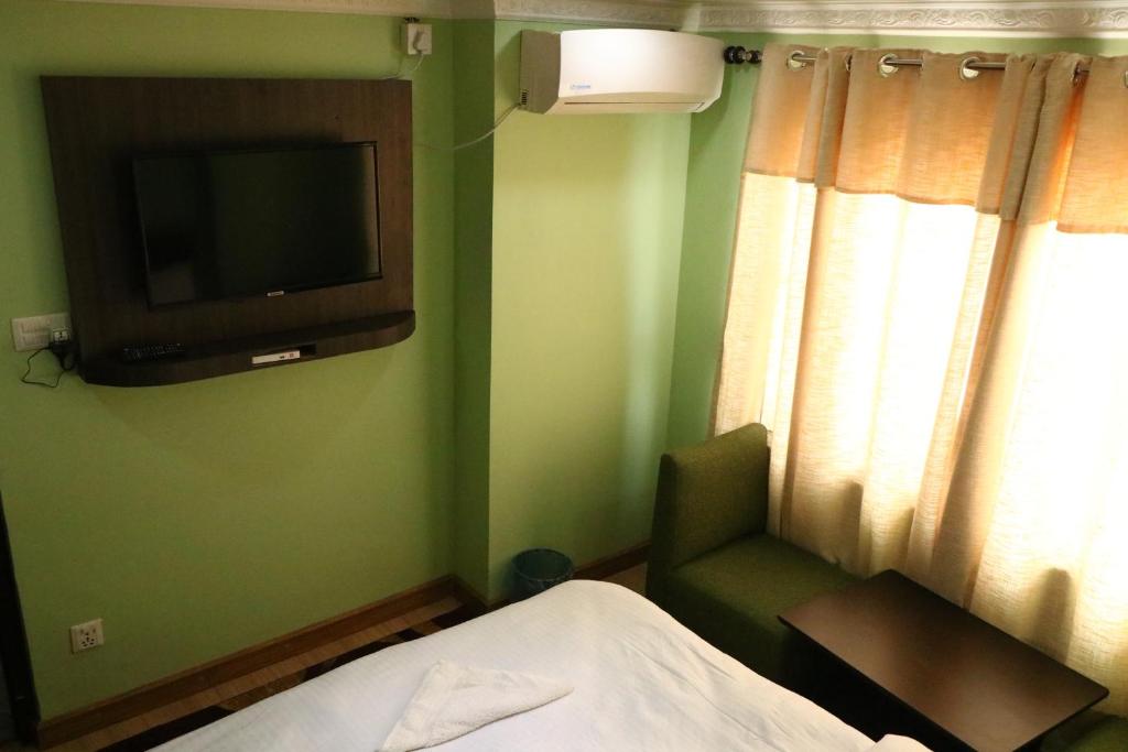 TV a/nebo společenská místnost v ubytování Hotel Samrajya Pvt. Ltd.