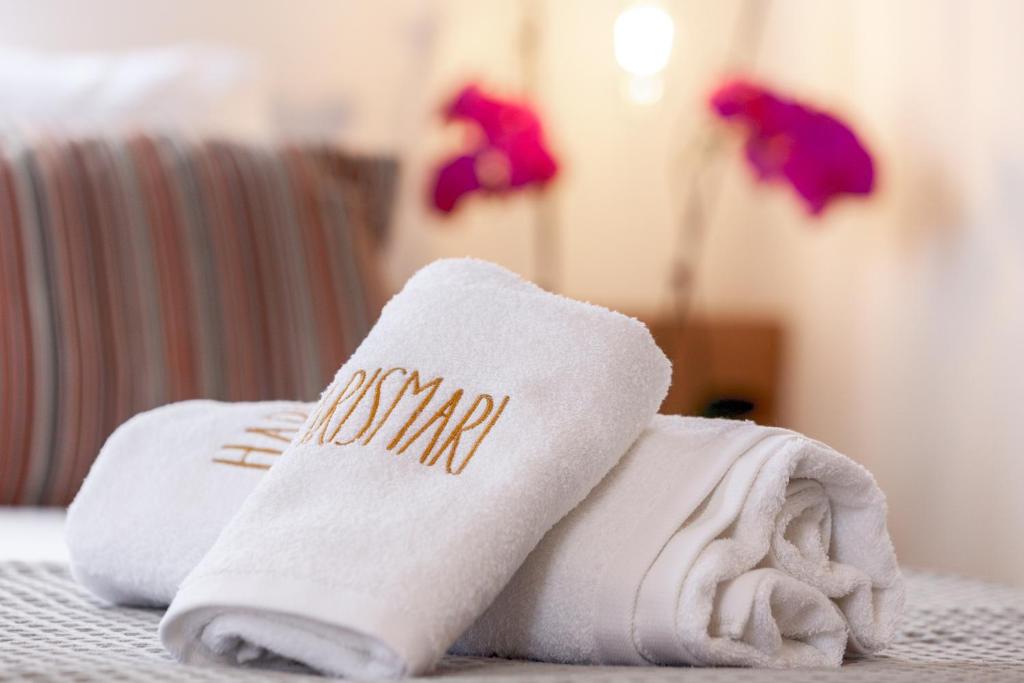 Postel nebo postele na pokoji v ubytování Harismari Cozy Hotel